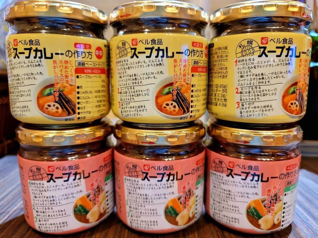 のインスタグラム：「最近の私のお気に入り。 年末に札幌に行った時教えてもらい、帰りに空港で買ってきたら美味しかったので、ネットでお取り寄せ。 今回は普通の味とエビだしの方も買ってみたよ。 スープカレーの素なんだけど「スープカレーの作り方」っていう名前笑。 普通に最初からスープカレーとして作ってももちろんいいし、豚汁等に途中で入れてもあら不思議！スープカレーに変身するのだ！ 私はこのスープ+スパイスや調味料色々足したりするけど、ほんとに美味しいのでスープカレー好きの人にはお勧め！ 今日は、生姜、にんにく、玉葱、キャベツ、じゃが芋、人参、トマト、揚げナス、揚げピーマン、鶏肉、ウインナー。ご飯にレモンは忘れずにね。納豆は切らしてて無かったからまた今度。美味しかったー❤ ベル食品ばんざい！！！  #スープカレーの作り方 #ベル食品 #スープカレー #美味しい #curry #singerslife #ベル食品スープカレーの作り方」