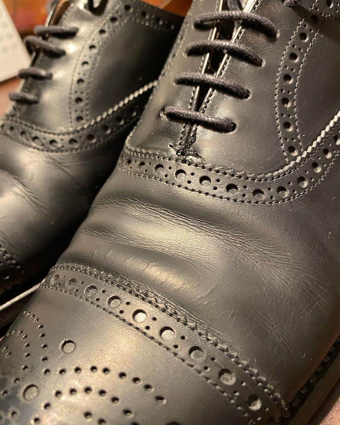 Yuya Hasegawaさんのインスタグラム写真 - (Yuya HasegawaInstagram)「【久々のBefore & After】 両足のヴァンプ部分にクラックが入ったので補修をしました。一度スッピンにして表皮の割れを無くして磨けばかなり綺麗になります🤗 個人的にはパッチを貼って補修するのも味わいがありオススメです。  A photo of the cracks fixed.  The first photo has a lot of cracks in the middle of the shoe.  I fixed it inconspicuously.  I personally love putting leather patches on top of the cracks.  　#チャールズパッチ #クラック補修 #brifth #shoeshine #靴磨き　#靴修理 #コロナに負けない #コロ助」1月12日 18時15分 - yuya.hasegawa.brift.h