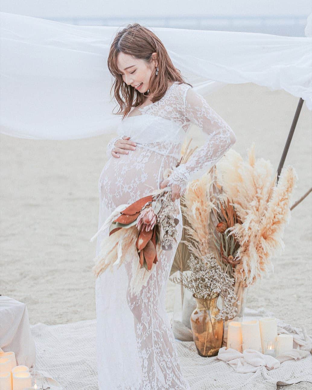 ayacasuのインスタグラム：「* * * たまーに見返してるマタニティフォト🤰🏼🤍 * 自分の体の中に悠陽がいたなんて 今だに不思議でしょうがない🥺 あっんなに痛くて死ぬ思いしたのに 毎日可愛くて可愛くて👶🏻💓 もうあの時の痛みを忘れかけてる😂 * 今日悠陽の笑いのツボ発見したから 明日また機嫌良い時にしてみよ🥰 ケラケラ笑っててほんまたまらんかった🤤❤️ * 📷@eins___1  * * * #結婚#wedding#ウエディング#ウエディングフォト#weddingphoto#結婚しました#夫婦#マタニティーフォト#matanityphoto#マタニティフォト#新婚#新婚生活#夫婦生活#20200430#ビーチフォトウェディング#初マタ#マタママ#プレママ#プレパパ#マタニティ#matanity#pregnant#妊婦#マタニティ#ぷんにー#ビーチフォト#beachphotography#ぷんにーらいふ#妊娠9ヶ月」