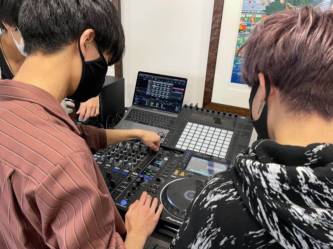 Tokyo School of Music&danceさんのインスタグラム写真 - (Tokyo School of Music&danceInstagram)「* * 12/19、20 で行われた、 JIKEI COM GAME SHOW で出展する DJ・Ableton の練習中に お邪魔しました!🎧🎶🌸 * なにやら難しそうなことをしていますが、  いつもかっこいい DJ パフォーマンスを見せてくれる 在校生も、 こんなふうにコツコツと練習しています📣💪💪 * * #20200112 #tsm #tsm西葛西 #tsm西葛西校  #東京スクールオブミュージックandダンス専門学校  #tokyoschoolofmusicanddance  #音楽 #ダンス #俳優 #声優 #エンタメ #エンターテイメント  #専門学校 #music #dance #actor #actress #voiceactor  #voiceactress #entertainment #entertainer #school #schoollife #student #studentlife #dj #ableton #practice #🎧 #🎶」1月12日 18時16分 - tsm_musicdance