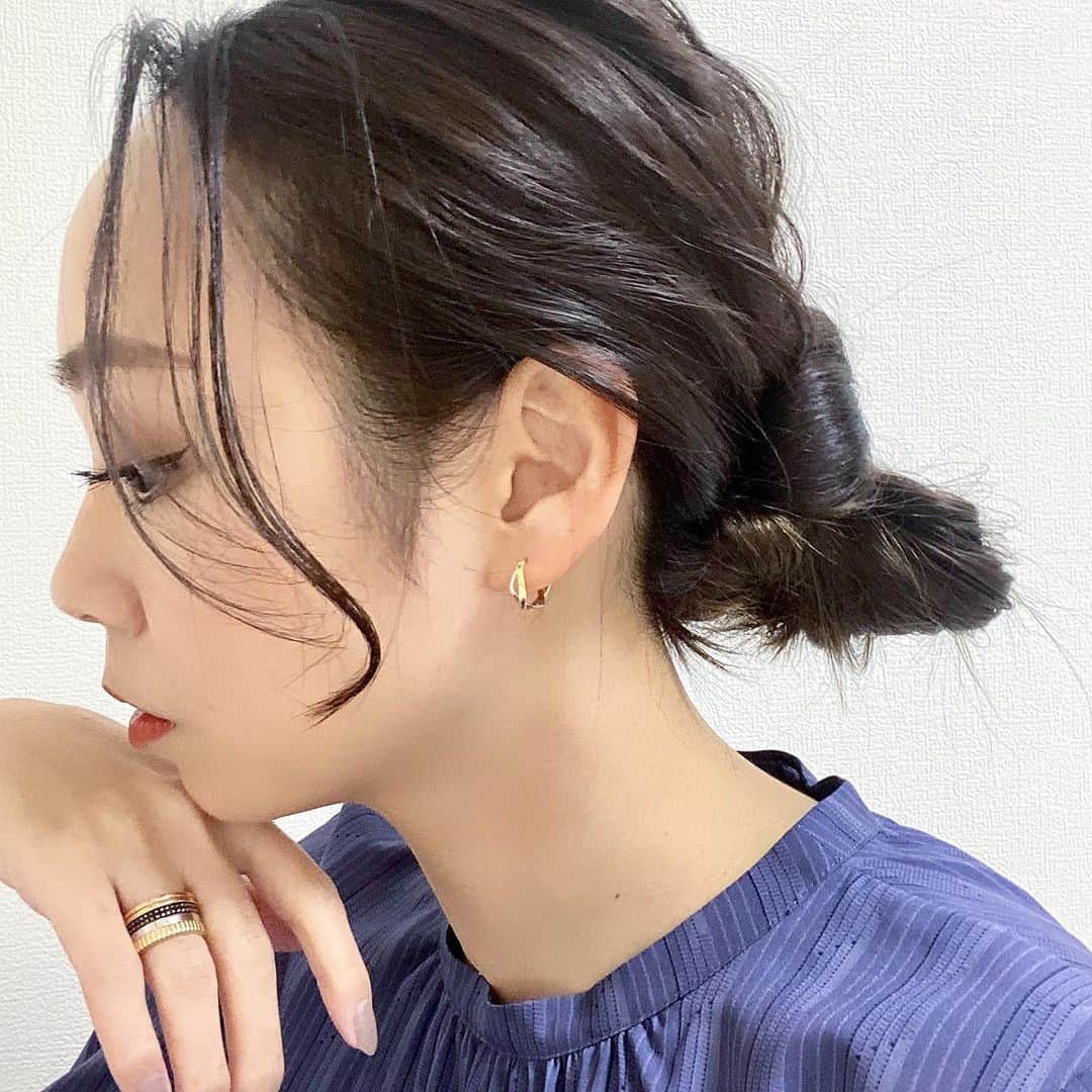 石田美奈子のインスタグラム：「𝐀𝐜𝐜𝐞𝐬𝐬𝐨𝐫𝐢𝐞𝐬💎 . 新しい#フープピアス ♡ シンプルでお洋服に合わせやすいし、シルバーとゴールドのコンビカラーでとても可愛い！✨ . これ、Amazon Fashionの#セール で購入しました😊 S.Whiteというブランドのコンビカラーフープピアスです♪ セールでなんと90%OFFでした すごくお得に買えて大満足(⑅ˊᵕˋ⑅)💓 . Amazon Fashionでは現在Winter Saleを開催中です☺︎ 人気ブランドも最大80%OFF！✨ 掘り出し物もたくさんあってオススメ♡ . @amazonfashionjp . . 👗→ #minako_fashion . #ootd #amazonで発見 #amazonfashionjp #PR #アラサーファッション #ウィンターセール #セール購入品」