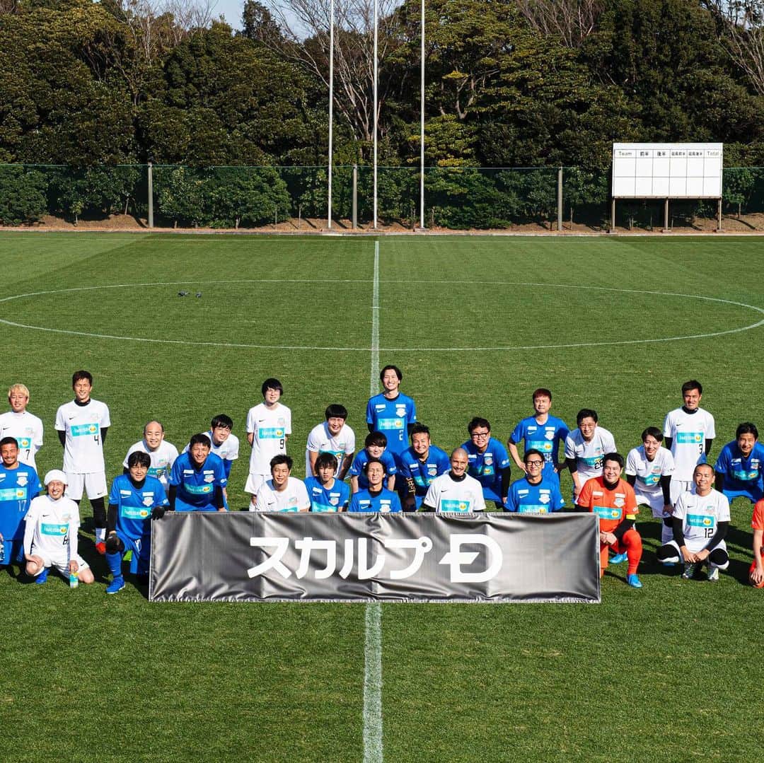 川島章良のインスタグラム：「. . .  やべっちFCに初めて行ってきました。  やべっちFCの現役選手や元日本代表の選手の方々と  サッカーさせてもらいました。  中学のときサッカー部で補欠いや補欠にもたまに入ってる自分に運はあるよって言ってあげたいよ。  サッカーやってて良かったですよ。  出た瞬間に緊張して  両スネつりましたが、まさかの中田浩二選手と一緒に  ダブルセンターバックやらせてもらえるとは夢ですね。  細かく指示もわかりやすくいただいてやさしすぎました。  ダブルこうじです。  #やべっちFC #dazn #サッカー #はんにゃ川島 #川島ofレジェンド  #仲本工事」