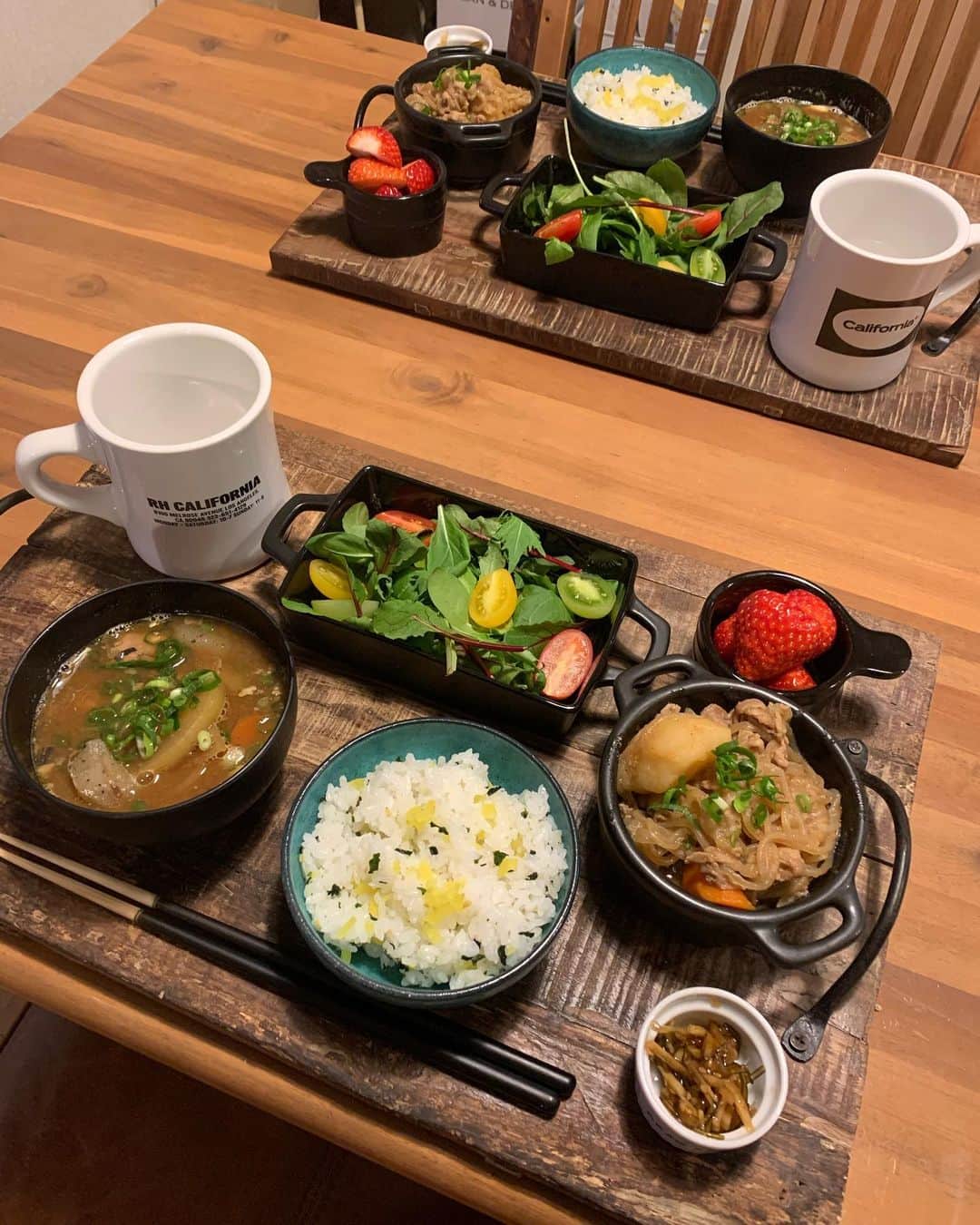 NANAさんのインスタグラム写真 - (NANAInstagram)「寒かったねーーー今日😩 ☆ 久しぶり2人ともバイト無かったから和食作った😋昨日のあやちゃんのストーリーみて鯖缶あら汁に肉じゃが☺️ご飯はワカメとたくわんご飯🍚 ☆ イチゴの季節になってきたね🍓イチゴ狩り行きたいけど今年は微妙だね😟 ☆ やっぱり和食が1番だな🤓 ☆ #和食#肉じゃが #foodie#おうちカフェ#food#homemade#instafood#手料理#foodphoto#テーブルコーディネート#時短レシピ#ヘルシーメニュー#fooddaily#foodpic#foodstagram#おうちごはん#暮らし#節約レシピ#dinner#foodporm#vscofood#japanesefood#foodstyling#料理写真#夕飯#ワンプレート#愛情ご飯#nanasrecipe#ご飯と汁物逆だった🤦🏽‍♀️」1月12日 18時28分 - nana1977hs