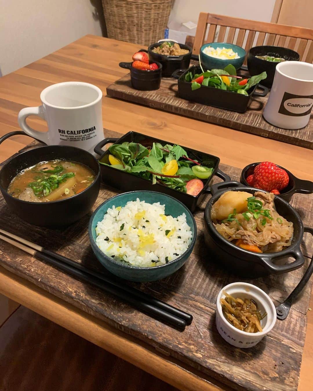 NANAさんのインスタグラム写真 - (NANAInstagram)「寒かったねーーー今日😩 ☆ 久しぶり2人ともバイト無かったから和食作った😋昨日のあやちゃんのストーリーみて鯖缶あら汁に肉じゃが☺️ご飯はワカメとたくわんご飯🍚 ☆ イチゴの季節になってきたね🍓イチゴ狩り行きたいけど今年は微妙だね😟 ☆ やっぱり和食が1番だな🤓 ☆ #和食#肉じゃが #foodie#おうちカフェ#food#homemade#instafood#手料理#foodphoto#テーブルコーディネート#時短レシピ#ヘルシーメニュー#fooddaily#foodpic#foodstagram#おうちごはん#暮らし#節約レシピ#dinner#foodporm#vscofood#japanesefood#foodstyling#料理写真#夕飯#ワンプレート#愛情ご飯#nanasrecipe#ご飯と汁物逆だった🤦🏽‍♀️」1月12日 18時28分 - nana1977hs