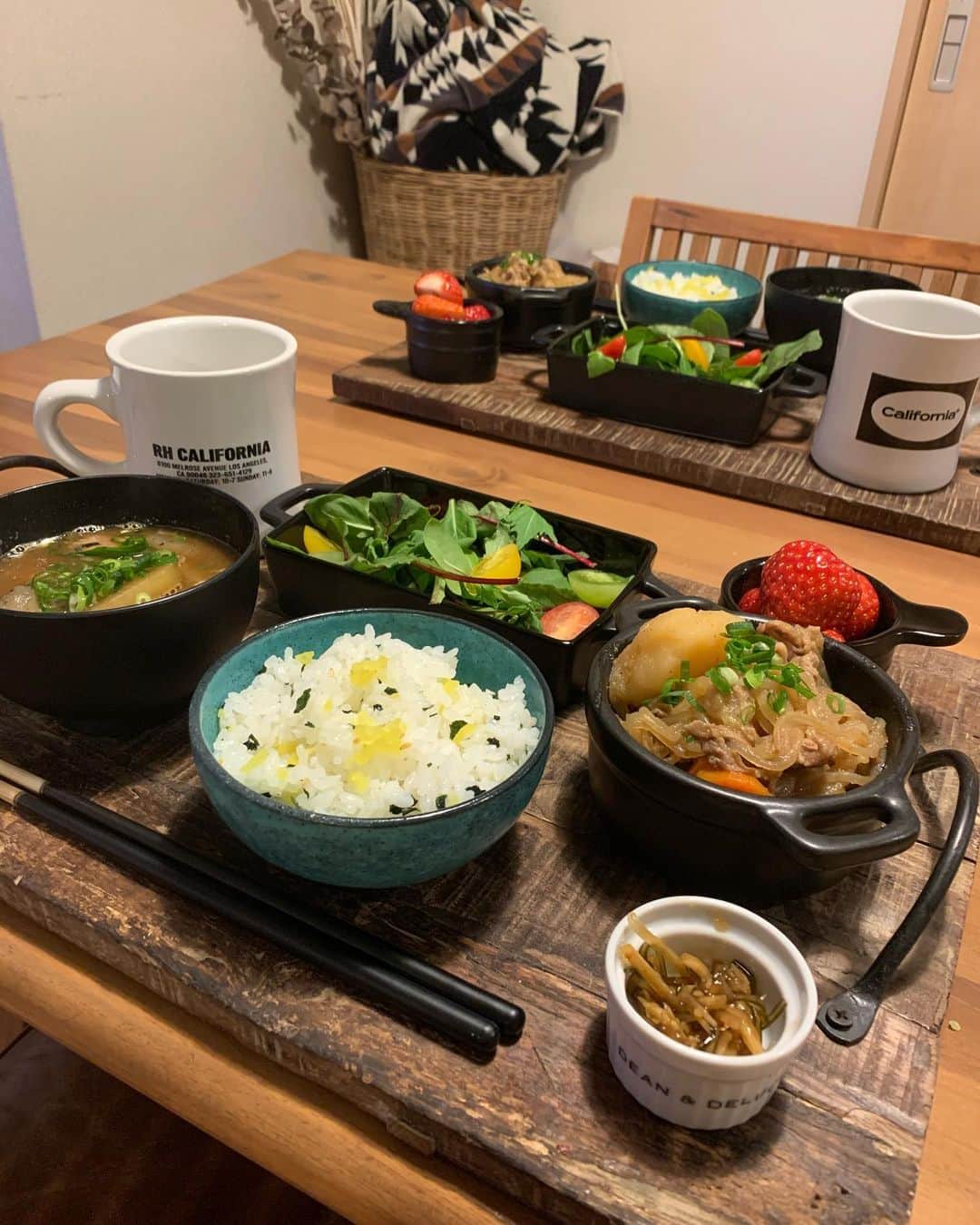 NANAさんのインスタグラム写真 - (NANAInstagram)「寒かったねーーー今日😩 ☆ 久しぶり2人ともバイト無かったから和食作った😋昨日のあやちゃんのストーリーみて鯖缶あら汁に肉じゃが☺️ご飯はワカメとたくわんご飯🍚 ☆ イチゴの季節になってきたね🍓イチゴ狩り行きたいけど今年は微妙だね😟 ☆ やっぱり和食が1番だな🤓 ☆ #和食#肉じゃが #foodie#おうちカフェ#food#homemade#instafood#手料理#foodphoto#テーブルコーディネート#時短レシピ#ヘルシーメニュー#fooddaily#foodpic#foodstagram#おうちごはん#暮らし#節約レシピ#dinner#foodporm#vscofood#japanesefood#foodstyling#料理写真#夕飯#ワンプレート#愛情ご飯#nanasrecipe#ご飯と汁物逆だった🤦🏽‍♀️」1月12日 18時28分 - nana1977hs