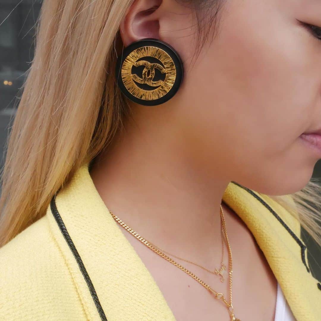 Vintage Brand Boutique AMOREさんのインスタグラム写真 - (Vintage Brand Boutique AMOREInstagram)「Vintage Chanel round earrings 🖤  DM us to Order 🛒  Free Shipping Worldwide 📩DM for more info and pricing  ➡️info@amorevintagetokyo.com  #vintagechanel #chanelearrings #chanelstyle #amorevintage」1月12日 18時28分 - amore_tokyo