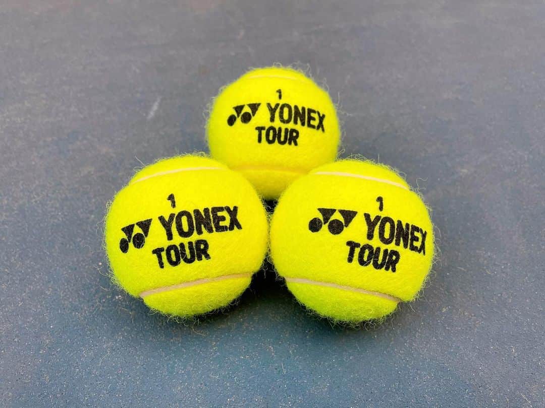 日比野菜緒さんのインスタグラム写真 - (日比野菜緒Instagram)「1月下旬にヨネックスから新しいボールが発売されます🎾  高いコントロール性の「TOUR PLATINUM」、安定したコントロール性の「TOUR」、高耐性の「CHAMPIONSHIP」の３種類です！  JTA•ITF公認の大会球となります。ぜひお試しください💫 • #yonex #テニスボール #tour #tourplatinum #championship」1月12日 18時29分 - naohibino_1128
