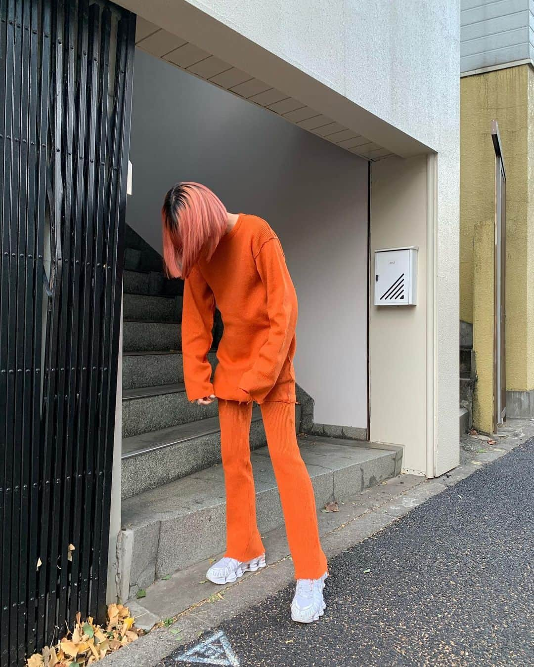 Yukano Nojiriさんのインスタグラム写真 - (Yukano NojiriInstagram)「21SS #PERVERZE 🍊  めっちゃ着心地良いニット、リバーシブルで裏にしても着れる🧡 パンツはS,M展開になりました！ (私は166センチでMサイズはいてます)  1/15(金)21SS立ち上がり、お楽しみに♡  #3912higashi #HIGASHI_COMMUNICATOR」1月12日 18時29分 - yukano22