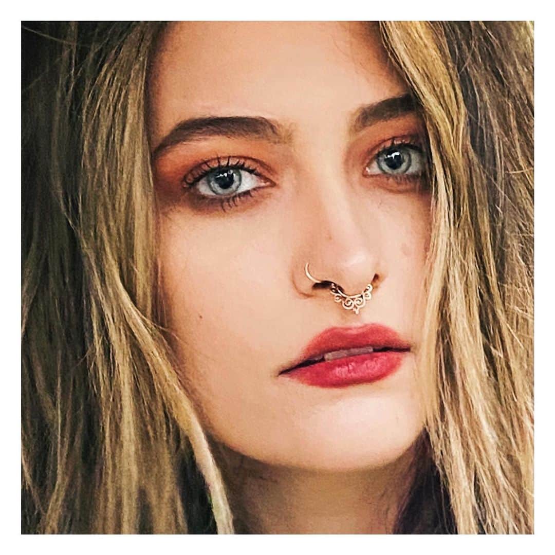 JO BAKERのインスタグラム：「P A R I S • J A C K S O N 🇬🇧 Grunge glam... on #parisjackson playing up deep warm hues for a play on 90’s #grunge #pop ...with a little #shakespearesisters modern mood !! If you don’t know @shakespearssisterofficial go back and watch their music video “stay” it was an incredibly impactful dramatic music video that came out in 1992 when I was 12!!!! I remember watching it on repeat and being mesmerized by the whole thing start to finnish!!! British 90’s CLASSIC 🇬🇧✨ Makeup by me #jobakermakeupartist」