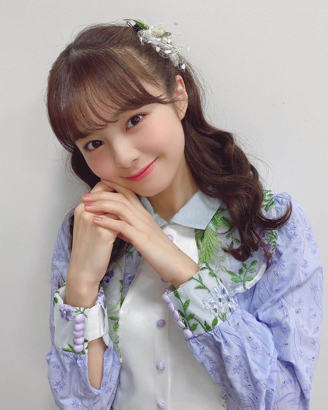 のインスタグラム：「* 公演初め…❤️🤍  1月10日でNGT48劇場オープン5周年を迎えました㊗️ これからもホームと呼べるステージがあることに感謝をして、ソロでもメンバーのみんなともたくさんステージに立ってパフォーマンスをお届けしたいです！  そして、【ソロ写真集発売決定】💐💞  とっても嬉しいサプライズ発表がありました😭✨ 年末に今年の目標として掲げた『ソロ写真集』…！10代の頃からグラビアを始めて撮影がすごくすきになりました。「いま」をカタチに残せるほんとうに素敵な機会をいただけたので、今のわたしにしか作れないそんな写真集にできたらいいなあ…と思っています🥰💞  写真集に関しては、また詳細が発表され次第随時皆さんにお伝えしていきたいと思っているので、おたのしみに…😶💡💭  改めて、今年もアイドルな本間日陽もよろしくお願いします💎🌼♡  #ngt48 #ngt48劇場オープン5周年 #新潟 #アイドル #写真集 #ソロ写真集 #2021」