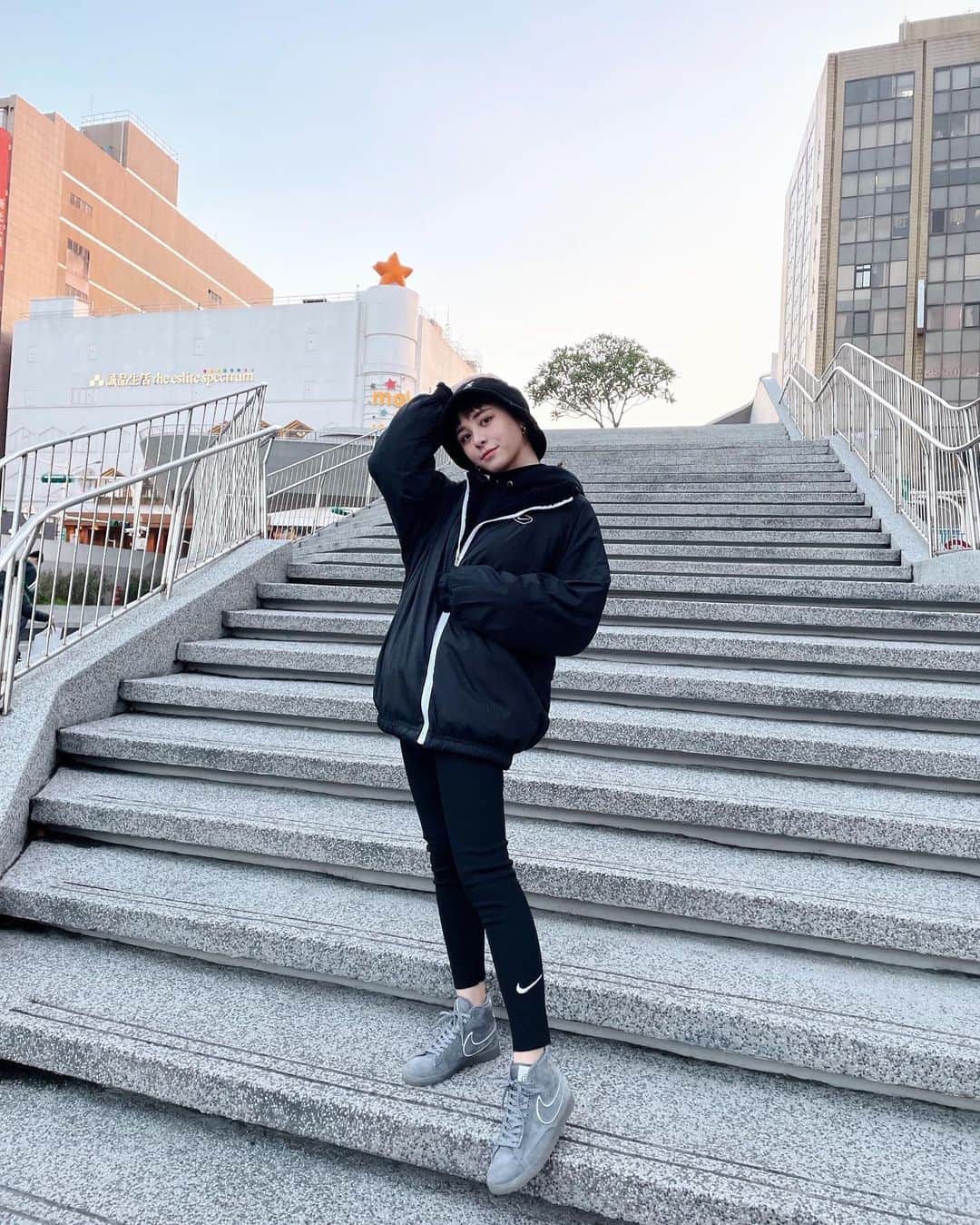 宇珊のインスタグラム：「假裝自己在日本原宿🤣 今天是充滿愛的穿搭照 因為是腦公 @angelhong 幫我拍的 特別好看❤️ 帽子、外套、內搭褲👉🏿 @bcebelle」