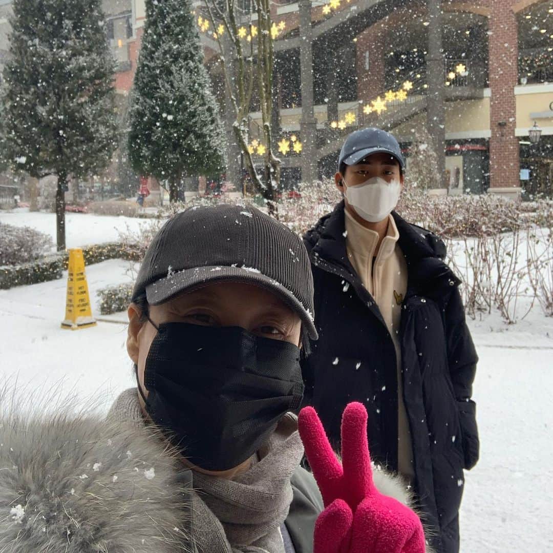パク・ミソンのインスタグラム：「눈 오는 날  아들과 데이트  . 집에 와서  눈 사람도  만들고 ㅋㅋ  . 집에  있는  시간이  많으니까  또  좋은  점도  있네요 ㅎ  . 눈  길  조심하세요~~ . #눈오는날」