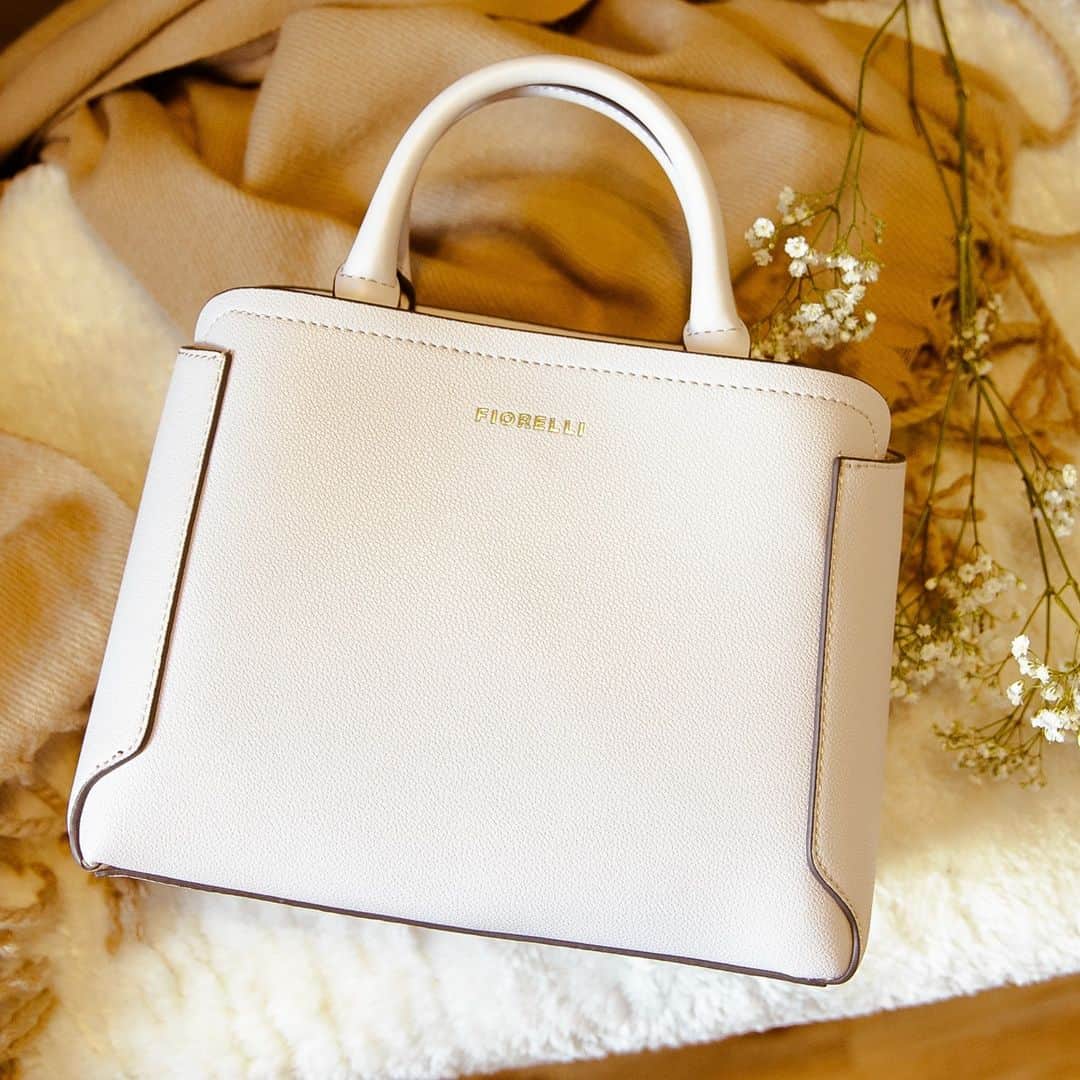 のインスタグラム：「Simple and structured, grab an extra 20% off already reduced Halle styles with the code HALLE, all of which are vegan 💫 #FiorelliBags  #Veganuary #VeganHandbags」