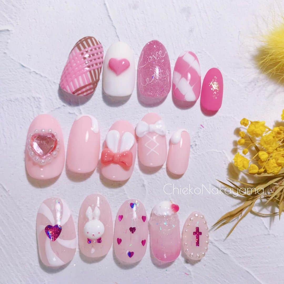 なかやまちえこのインスタグラム：「Pinkのネイル♡⠀ ⠀ ♡一番上のデザイン♡⠀ PREGEL MUSE マザーズホワイトM021・シエスタブラウンM318・ローズピンクM583・セレブレーションピンクM578・プレシャスハートピンクM580⠀ PREXY グリッターCotton CandyとUnicorn Islandからミックス・箔⠀ PREGEL ビジュー⠀ きまぐれキャット　ピグメント ハイリッチ  リッチホワイト7601⠀ Betty gel フロスティングマット⠀ ⠀ ♡真ん中のデザイン♡ PREGEL MUSE M024カクテルピンク・マザーズホワイトM021⠀ PREGEL ex L01ライナーホワイト⠀ きまぐれキャット　きまデコ　こねこねホワイト・こねこねピンク⠀ PREXY ハートのストーン、パール ⠀ ⠀ ♡下のデザイン♡⠀ Betty gel コスメカラー　こももC1011＋ミキシングクリア＋PREXYグリッター Unicorn IslandとFortune of Dreamsから数個セレクトしてミックスしたカラーをベースに、⠀ きまぐれキャット　 ピグメントハイリッチ  リッチホワイト7601・ルビーレッド7612⠀ きまデコ　こねこねホワイト・ぷにぷにクリア・こねこねピンク PREANFA シリコンモールド　うさぎ PREXY ホログラム、パール 、ワイヤー⠀ ⠀ @pregelofficial @kimagure_cat_whim @pregelofficial @prexyofficial @candypocket_official @joyartofficial @nail_premall ⠀ #nail #nails #nailart #ネイル #美甲 #ネイルアート  #japanesenailart #manucure #japanesenails #manicurist #gelnails #أظافر #네일아트 #미용 #vẽmóng #ngườiđẹp  #เพ้นท์เล็บ #искусствоногтя #artedeuñas #เพ้นท์เล็บเจล #ジェルネイルデザイン #ネイルデザイン #senikuku #nagelkunst #pinknails #ピンクネイル #ゆめかわ #量産型ネイル #ゆめかわネイル #バレンタインネイル」