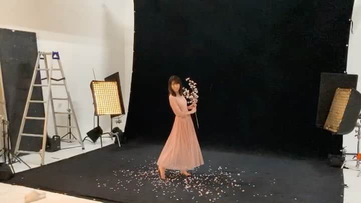 のインスタグラム：「こちらでも改めまして🌸﻿ ﻿ この度、日本コロムビアにてアーティストデビューさせていただくことになりました✨﻿ ﻿ 発表の時が待ち遠しくて、ずっと前からドキドキしていました…！﻿ ﻿ こうしてアーティストデビューができたのは、みなさんの応援のおかげです。﻿ ﻿ 感謝してもしきれないほどです。﻿ ﻿ 早速今月に、1st LIVEを開催します！﻿ 楽しみで仕方ありません！﻿ ﻿ 役者として、そしてアーティストとして、またここから新たな気持ちで全身全霊、歩んでまいります！﻿ ﻿ みなさんいつも本当にありがとうございます✨﻿ これからも応援、よろしくお願いします！！﻿ ﻿ 動画は、アー写撮影時のオフショットです🌸﻿ ﻿ #桜舞い散る夜に﻿ #近藤玲奈」