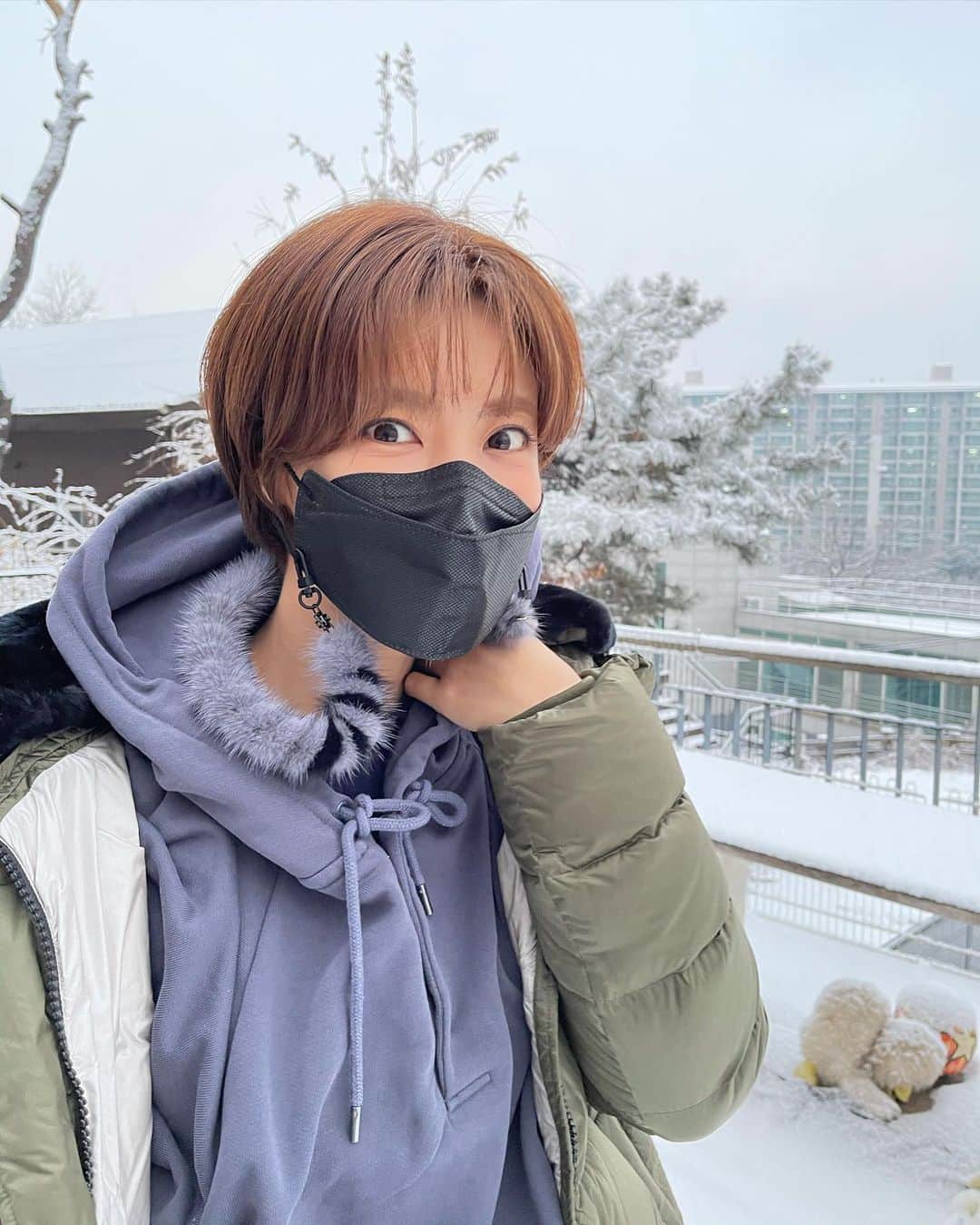 イ・ユンジのインスタグラム：「흐억 눈이 이렇게 많이왔다고오👀👀오늘오랜만에 촬영ㅡ 하는내내우리라니 많이 컸구나 했지. 요즘 생각이 많은 시기. 모두 그러하시죠? 우리의 새해를 어찌 계획 할까요?..」