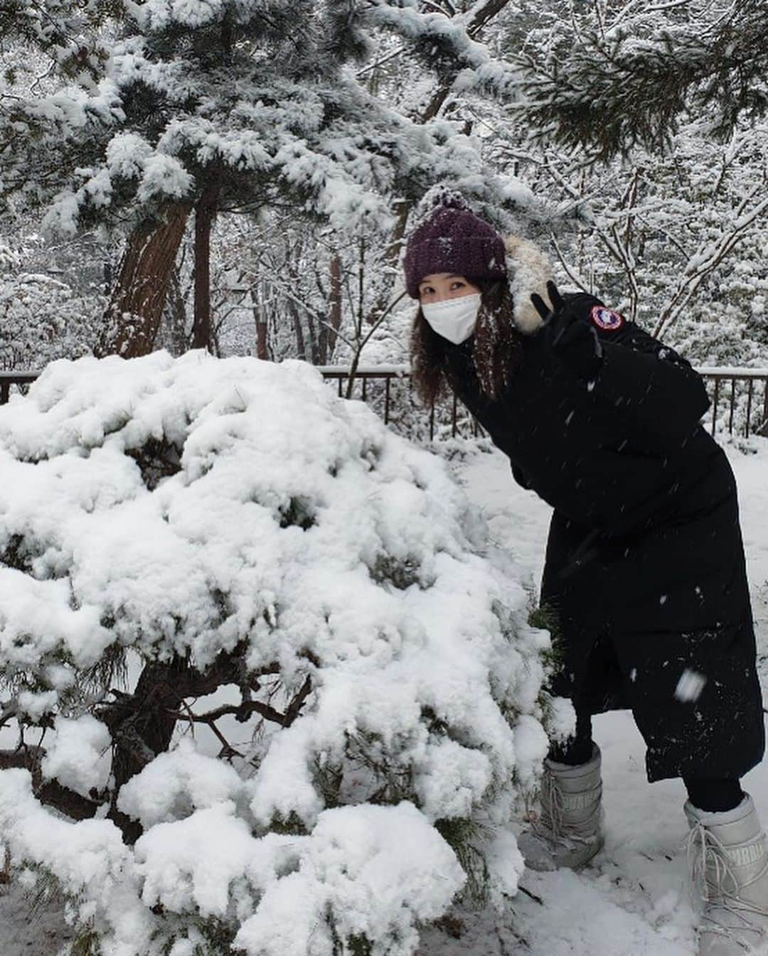 キム・ソナさんのインスタグラム写真 - (キム・ソナInstagram)「☃️☃️☃️ #snowday  사랑하고 보고싶은 조카들❤️Soi❤️Kai❤️에게 눈사람 만들어서 보여주려구~~ 오랫만에 ~~😷💃  #staysafe #눈사람」1月12日 18時39分 - kimsuna_official