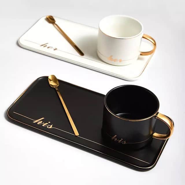 BASE（ベイス）のインスタグラム：「Ceramic Saucer Set  SANA CELLA（@sanacella_official）  ☕️ お揃いで使いたい、とっておきマグ ☕️  ＜SANA CELLA＞のコンセプトは 「自分だけの空間だからこそ、 自由に、おもいのままに、心高まるものだけを。」  ホワイトには「her」 ブラックには「his」の文字が入ったマグと 軽食も乗せられるソーサーとスプーンのセット。  ゴールドの縁取りが上品で 冬のコーヒータイムを優雅な気持ちにしてくれます✨😌  #baseec #baseecで販売中 #おうちカフェ #おうちコーヒー #うつわのある暮らし #コーヒータイム #コーヒー休憩 #マグカップ #おうち喫茶 #おそろい #ペアカップ #ギフト #おうちcafe」