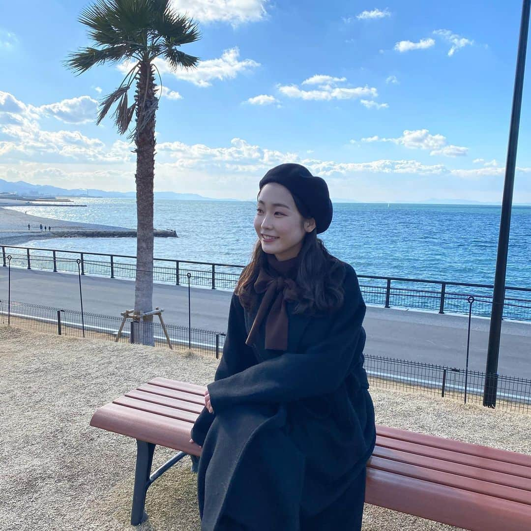 田中美有さんのインスタグラム写真 - (田中美有Instagram)「遅くなりましたが、2021年最初の投稿🐮✨今年もよろしくお願いします！！！  コートから見えるリボンがお気に入り🐼◎(2枚目)  #ブラックコーデ #ベレー帽 #ベレー帽コーデ #ロングコート #ロングブーツ  #冬メイク #関学 #ミス関学」1月12日 18時55分 - miyutanaka_06