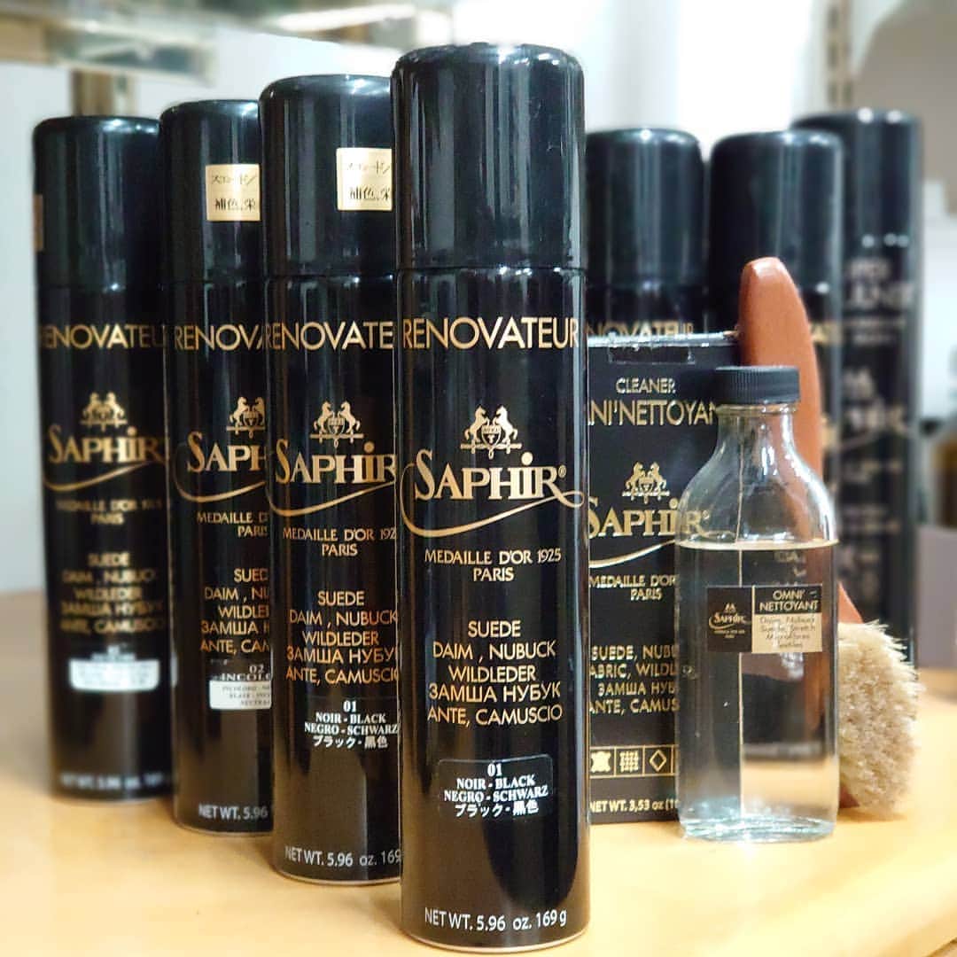 のインスタグラム：「. スエード靴が活躍する季節。 お手入れも忘れずに。  #leathercare  #shoes  #leathershoes  #サフィール  #サフィールノワール  #レザーケア  #シューケア  #靴磨き  #鏡面磨き  #革靴男子  #革靴女子  #革靴  #靴好き  #足元倶楽部  #あしもと倶楽部  #おしゃれは足元から  #オシャレさんと繋がりたい  #おしゃれさんと繋がりたい」