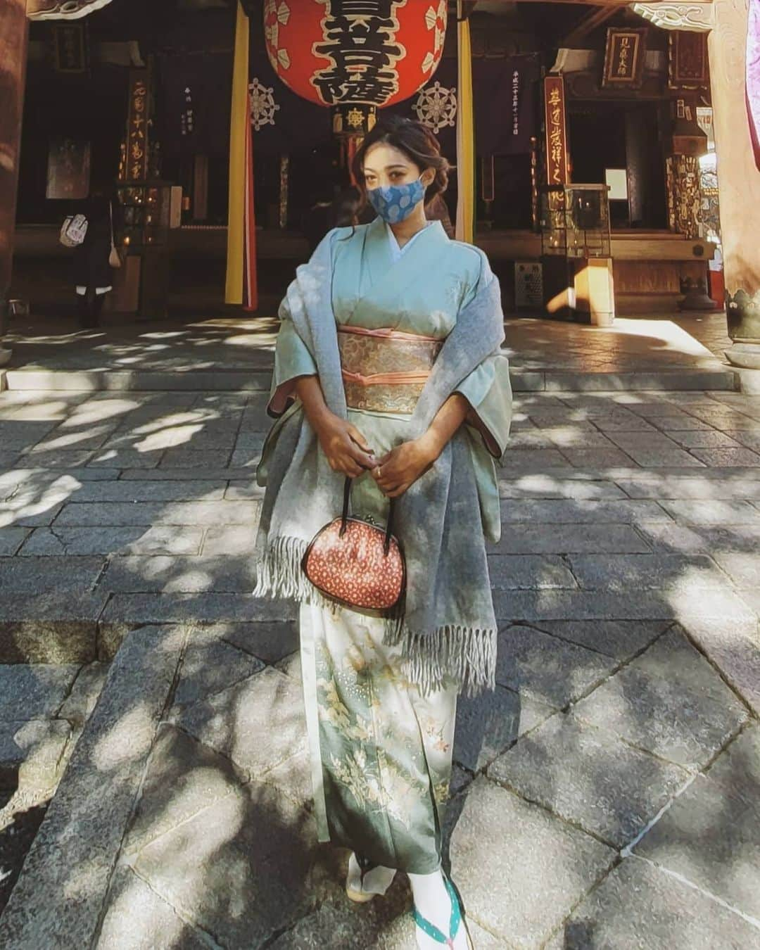 ユリサさんのインスタグラム写真 - (ユリサInstagram)「👘 #kimono 着たかっただけで、行くところも予定もなかったので、同級生が最近オープンした噂のベーカリーの壁で記念写真撮って、帰り道にある小さなお寺に寄って帰宅🏠 脱ぐのもったいないから家でしばらく着物のままいてみたけど、ベーカリーで買ったベーグル食べたら苦しくて久々の着物タイム即終了🥯🌼笑 #kyoto #hometown #japan #訪問着 #おしとやかになるもんですね」1月12日 18時47分 - yurisa