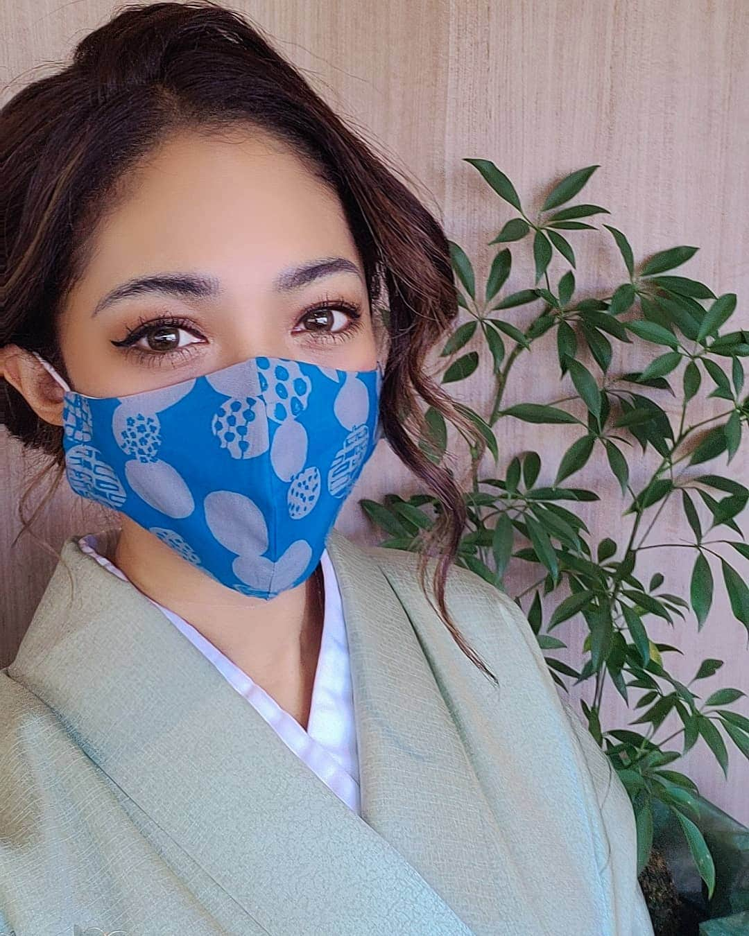 ユリサさんのインスタグラム写真 - (ユリサInstagram)「👘 #kimono 着たかっただけで、行くところも予定もなかったので、同級生が最近オープンした噂のベーカリーの壁で記念写真撮って、帰り道にある小さなお寺に寄って帰宅🏠 脱ぐのもったいないから家でしばらく着物のままいてみたけど、ベーカリーで買ったベーグル食べたら苦しくて久々の着物タイム即終了🥯🌼笑 #kyoto #hometown #japan #訪問着 #おしとやかになるもんですね」1月12日 18時47分 - yurisa