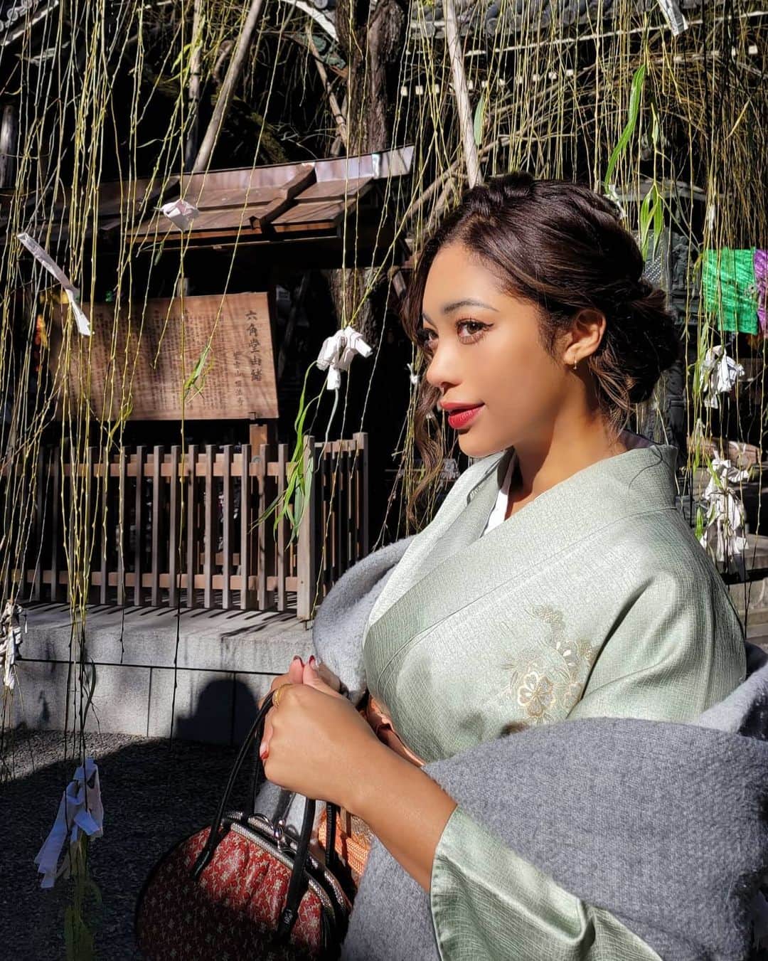 ユリサのインスタグラム：「👘 #kimono 着たかっただけで、行くところも予定もなかったので、同級生が最近オープンした噂のベーカリーの壁で記念写真撮って、帰り道にある小さなお寺に寄って帰宅🏠 脱ぐのもったいないから家でしばらく着物のままいてみたけど、ベーカリーで買ったベーグル食べたら苦しくて久々の着物タイム即終了🥯🌼笑 #kyoto #hometown #japan #訪問着 #おしとやかになるもんですね」