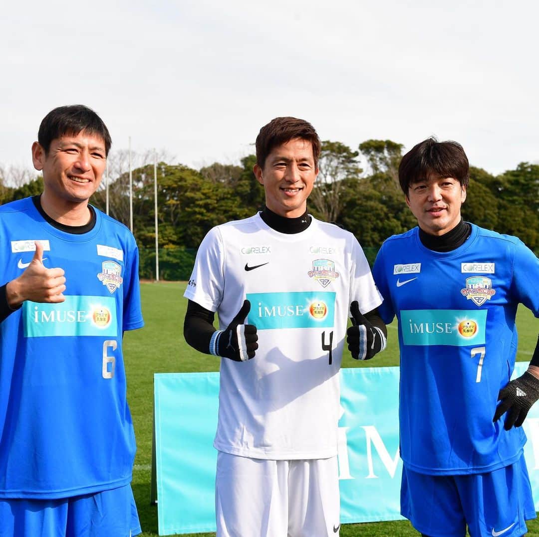 のインスタグラム：「やべっちCUP2020。 現役選手、OB、芸人さんで試合しました。 サッカーはやっぱり楽しいね！ 先輩2人との貴重な写真ですw  この模様はDAZNで配信されていますので、ぜひご視聴下さい！  #やべっちcup #dazn  #名波浩 #福西崇史 #中田浩二」