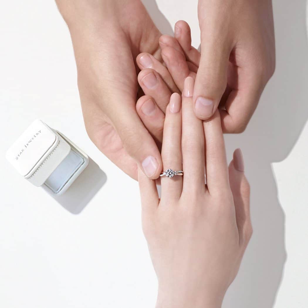 のインスタグラム：「【STAR JEWELRY BRIDAL】 サプライズプロポーズを後押しする手のひらサイズのmini Brilliant Box。 パートナーとの繋がりを改めて大切に想う今の時代に思い出に残るプロポーズを。  ===  「BRIDAL COLUMN」 プレ花嫁に贈るブライダル情報を更新中💍 新着ニュースから、リングを選ぶときに知っておきたいポイント、スタージュエリーのこだわりなど...とっておきのラインナップから 気になるトピックスを見つけてください！  https://bit.ly/2LlDKCk  #starjewelry #スタージュエリー #starjewelrybridal  #bridal #minibrilliantbox #サプライズプロポーズ #プレ花嫁 #jewelry」