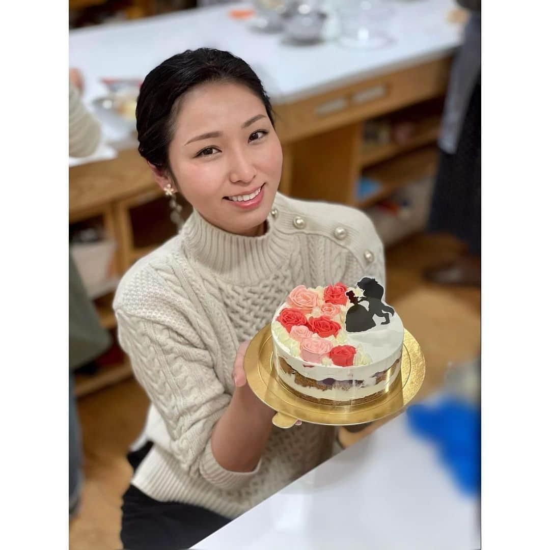 神戸麻衣さんのインスタグラム写真 - (神戸麻衣Instagram)「美女と野獣🥀 バラのケーキ🎂🌹 . . バラはバタークリームで形成しています👸💓 ディズニーの美女と野獣のところ行きたいなあ🥰 . . 明日の台本来ないな〜と思ってたら、明日はモデル案件でナビゲーターじゃなかった🤭💡 . #model #撮影 #mc #リポーター #司会 #スポーツmc #モデル #キャスター #神戸麻衣 #料理教室 #お菓子作り #ケーキ #ケーキ作り #美女と野獣 #バラ #ディズニー #desney」1月12日 18時52分 - mai_g916