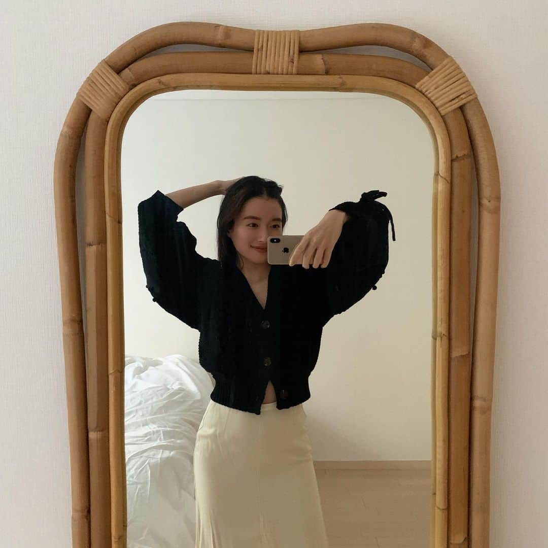 吉竹美聡のインスタグラム：「ニットは昔から大好き。デニムに合わせることが多かったけれど、春からは艶感のあるスカートなどに合わせても可愛いなぁ🌸」