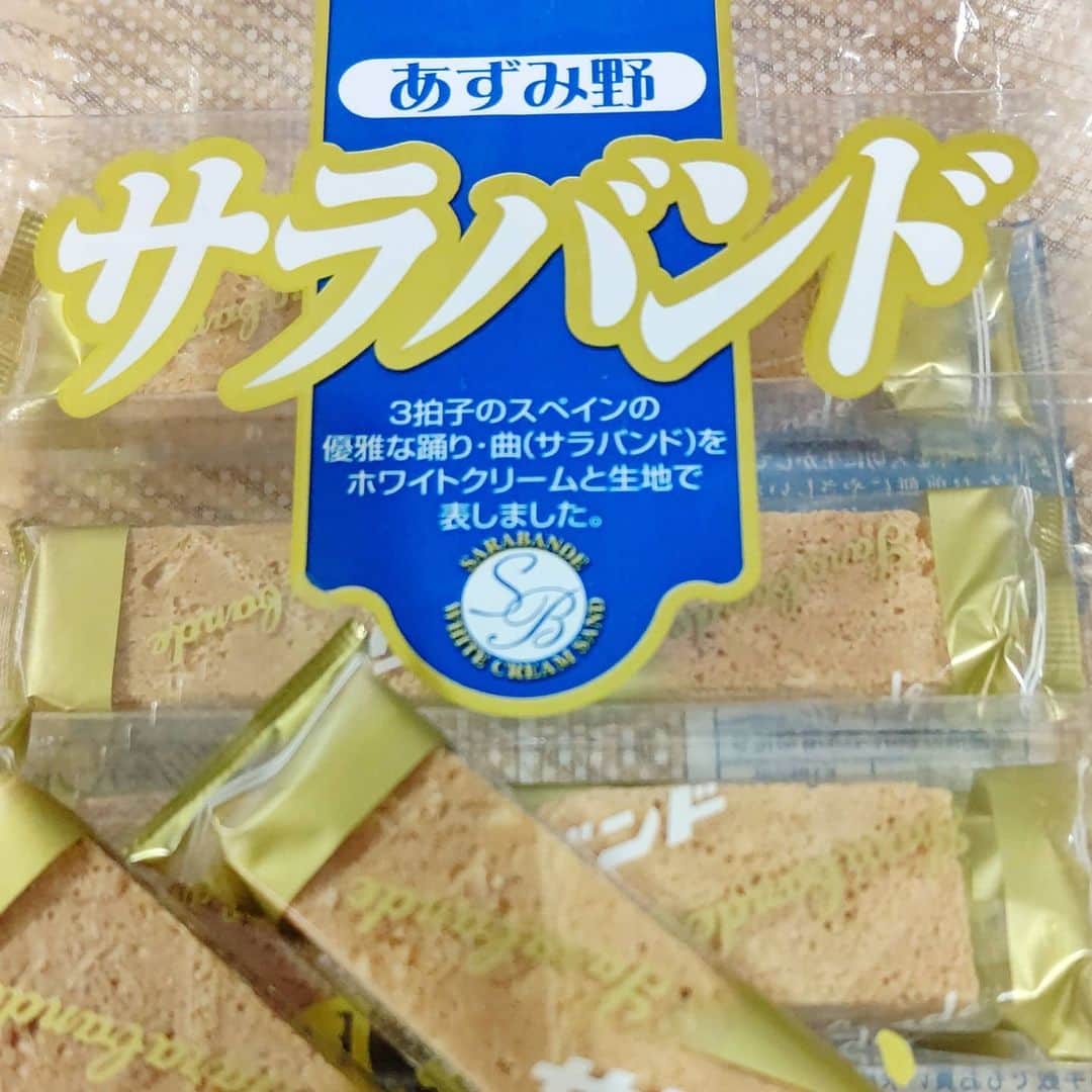 堀内敬子さんのインスタグラム写真 - (堀内敬子Instagram)「このお菓子。 サラバンド。  劇団の時に、大町の山荘に行くと、必ず食べていた。懐かしいお菓子です。  見つけると、つい、買ってしまいます。  家族にも大人気です。  #サラバンド #寒い #山荘思い出す #懐かしいお菓子」1月12日 18時53分 - horiuchi_keiko