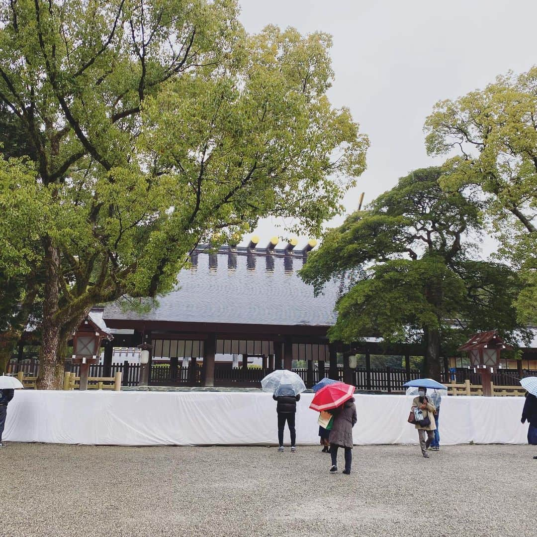 佐藤美央里のインスタグラム：「今日は母と熱田神宮へ参拝に行ってきました⛩🙏 毎年5日の初えびすに行ってますが、今年は混雑を避けて日にちが経ってから行ったので人も少なくて良かった😊 . . あいにくの雨でしたが、静かで落ち着いた雰囲気に、雨音と参道の砂利の音が心地よかったです。 神社での雨は良くないものを浄化して、身を清めてくれるらしい✨  #熱田神宮 #参拝」