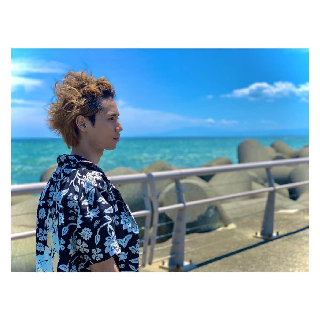 のインスタグラム：「🏝  #神谷健太 さんのご出身地でもある沖縄県でも 放送が決定致しました👏🎊  記念にこちらのお写真を！さすが海がお似合いです🥰  たくさんの応援のおかげで、 放送エリアも着実に拡大中です☺️💙 ありがとうございます🐬  第2話 ❤︎#ABCテレビ (関西) 1月17日(日)よる11時25分～ ❤︎#テレビ朝日 (関東) 1月16日(土)深夜2時30分～  #3Bの恋人 #神谷健太」