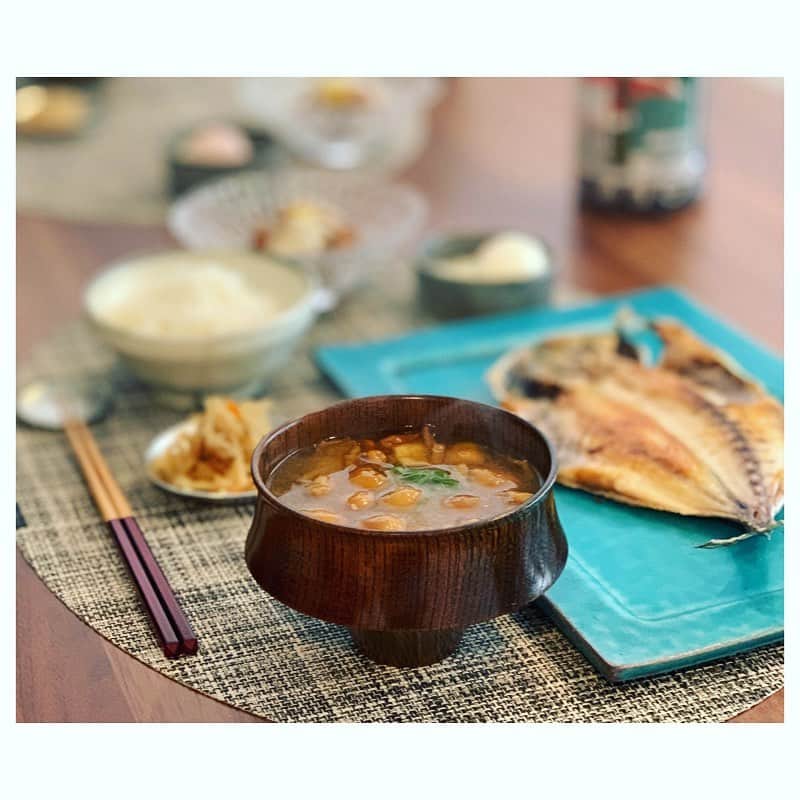 市橋有里のインスタグラム：「今日はほんとに寒い1日でしたね。 焼肉を食べた翌日はシンプルな 朝ごはんが食べたくて なめこのお味噌汁が食べたくて。 わたしにとってはこのお汁が メインでしたw たまにすごーく食べたくなる。 お豆腐切らしてたので、 大きいなめことネギだけだったけど きのこ類で免疫力もあげつつ ほっこり温まりました。 皆さまあたたかくして お過ごしくださいね。 ・ #朝ごはん #おうちごはん #免疫力アップ #小料理屋あり #大野海苔 #徳島県民の朝ごはんには必ず #和食って茶色い… #instafood  #breakfast  #japanesefood  #japanesebreakfast」