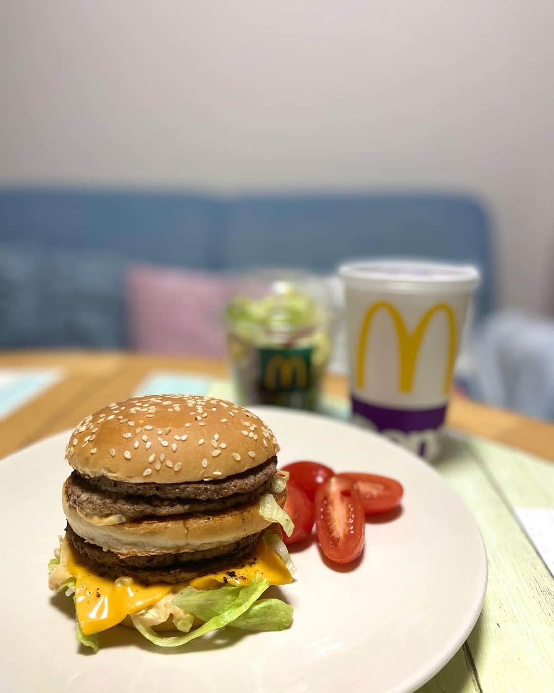 lalapinkさんのインスタグラム写真 - (lalapinkInstagram)「夕飯🍔  ビッグマックのパティを倍にしてみたいとずっと思ってた✨ お腹いっぱい。  ⭐︎ビッグマック ⭐︎サラダ ⭐︎トマト ⭐︎アイスティー  #ビッグマック #bigmac #パティ倍 #夕飯 #夕食 #テイクアウト #おうち時間 #マクドナルド」1月12日 18時56分 - lalapink