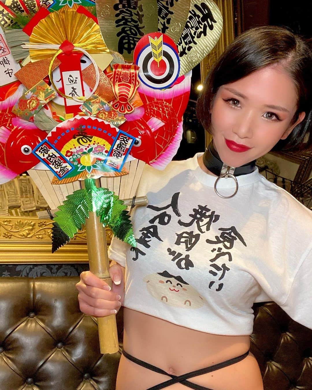 Yukkyのインスタグラム：「昨日もお客様が映えさせてくれました🧸 熊手RIONに人の金で焼肉が食べたいTシャツも のあ推しの女の子がプレゼントしてくれた💗 どんな時であっても支えてくれたり みんなの優しさを感じると 頑張ろう！って思えます🥺 こうゆう時だからこそもう一度 いろんなことを見直して 一人一人の気持ちを大切にしたいです✨ . . . . . #burlesquetokyo#showgirl#showdancer#japanesegirl#girl#costume#mood#newyear#instalike#instadaily#instagood#lfl#fff#selfie#selca#anime#tokyo#2021#バーレスク東京#ダンサー#黒髪ボブ#ショートヘア#首輪#人の金で焼肉が食べたい#プレゼント#熊手#感謝」
