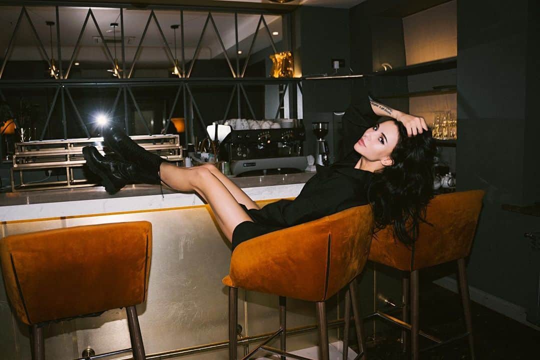 ダリア・ドミトリエワのインスタグラム：「И ни какого нет смысла в жизни кроме любви 🖤  Друзья , напишите самые смешные фильмы и сериалы в вашей жизни 🔎  Пусть будут тут , каждый сможет заходить и пересматривать список ✨」