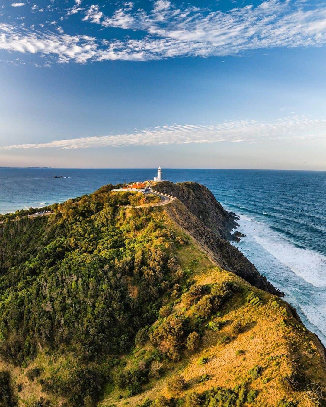 Australiaさんのインスタグラム写真 - (AustraliaInstagram)「Well hello there #ByronBay! Thanks for the cracking shot dylanstjohnimages, #CapeByronLighthouse in @visitnsw has never looked so fetching 💁‍♀️Take a stroll along Cape Byron walking track through rainforest, beach, grassland and clifftops to the lighthouse then cool off with a swim or surf at one of the beautiful local beaches. For something a little special, try kayaking alongside a pod of bottlenose dolphins with @goseakayakbyronbay or @cape_byron_kayaks. Once you’ve worked up an appetite, head to @threeblueducks, @themezclub or @fleetrestaurant for an epicurean delight. #seeaustralia #holidayherethisyear #NewSouthWales #LoveNSW #holidayherethisyear」1月12日 19時00分 - australia