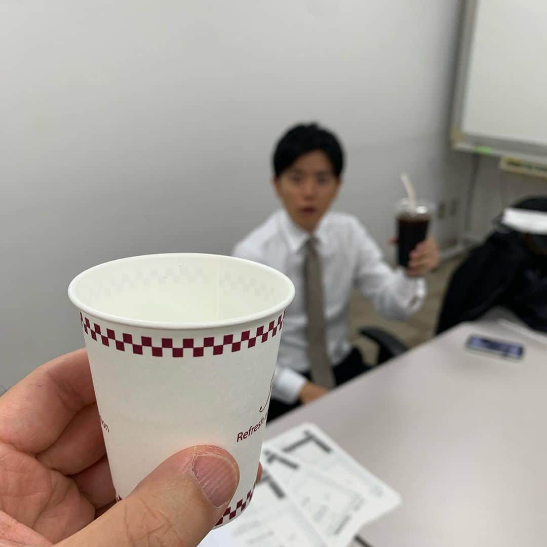 のインスタグラム：「📺 知り合いのタレントさんが 日テレの楽屋にいらしてると伺ったので 気を遣って給湯器の水を差し入れしに行ったら なんかもうコーヒー飲んでらっしゃいました  さて誰でしょうか。  #久しぶりの再会 #正解はタグご参照を  #このあと水はおいしくいただきました」