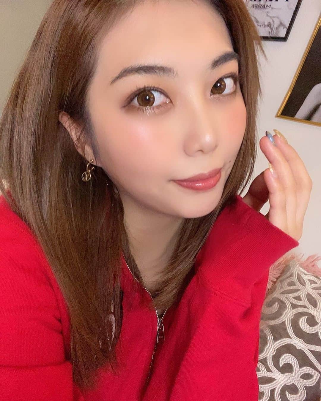 のインスタグラム：「こんばんはー💗！！  実はメイク変えました〜⭐️ かなりナチュラル♪ こんなに雰囲気変わるのってぐらい変わった気がする🤣🧡テンションあがる♩  今日はゆきぴとお鍋沢山食べるぞー🐥  #松岡凛#メイク#メイクアップ#ナチュラル」