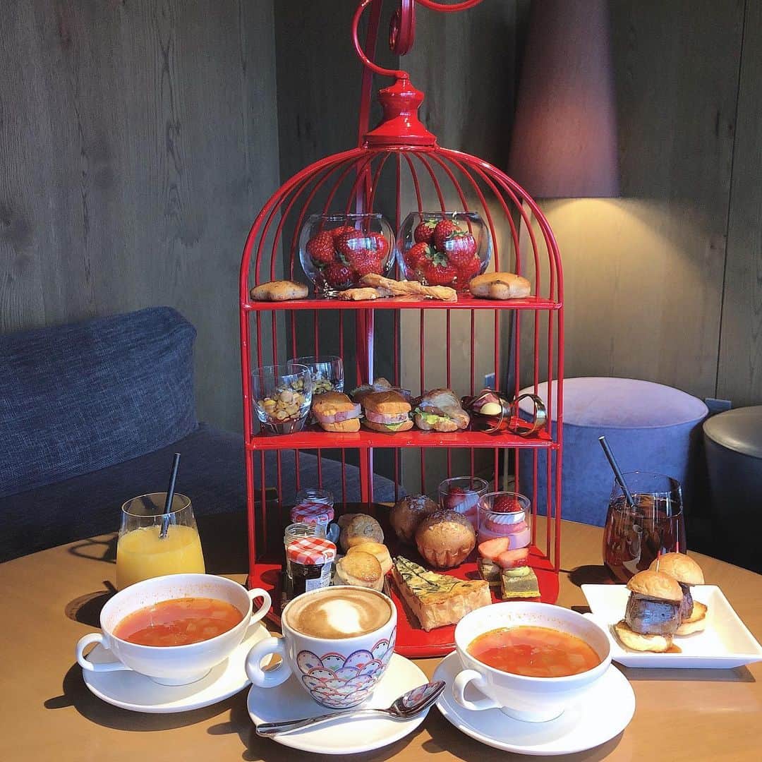 のインスタグラム：「．　 ★#新宿カフェ ★  #緊急事態宣言 前に行けた #アフタヌーンティー ☕️🍓  #ヒルトン東京 の バー＆ラウンジ ZATTAで  「アリスのパンもEat me (お食べなさい)」 のアフタヌーンティーに 行ってきたよ✨  赤色の鳥カゴが可愛いくて珍しい❤️  広いソファー席だったので 子連れでも行けたよ💓  あこたんは大好きな苺ばかり 食べてた😅  次は二月の後半か三月にアフターヌーンティー 行けたらいいなー💓  美味しくて大満足の時間でした✨  #新宿 #新宿カフェ  #アフターヌーンティーセット  #アフターヌーンティー好きと繋がりたい  #アフターヌーンティー  #アフタヌーン#優雅な時間  #アフタヌーンティー部  #アフタヌーンティー巡り  #アフタヌーンティー好きな人と繋がりたい #afternoontea  #afternoon#afternooncoffee  #ヒルトン#ヒルトンスイーツ  #shinjuku #shinjukucafe  #afternoonteatime #インスタ映え  #インスタフード #インスタ探検隊  #インスタグルメ #インスタ女子  #優雅な休日」