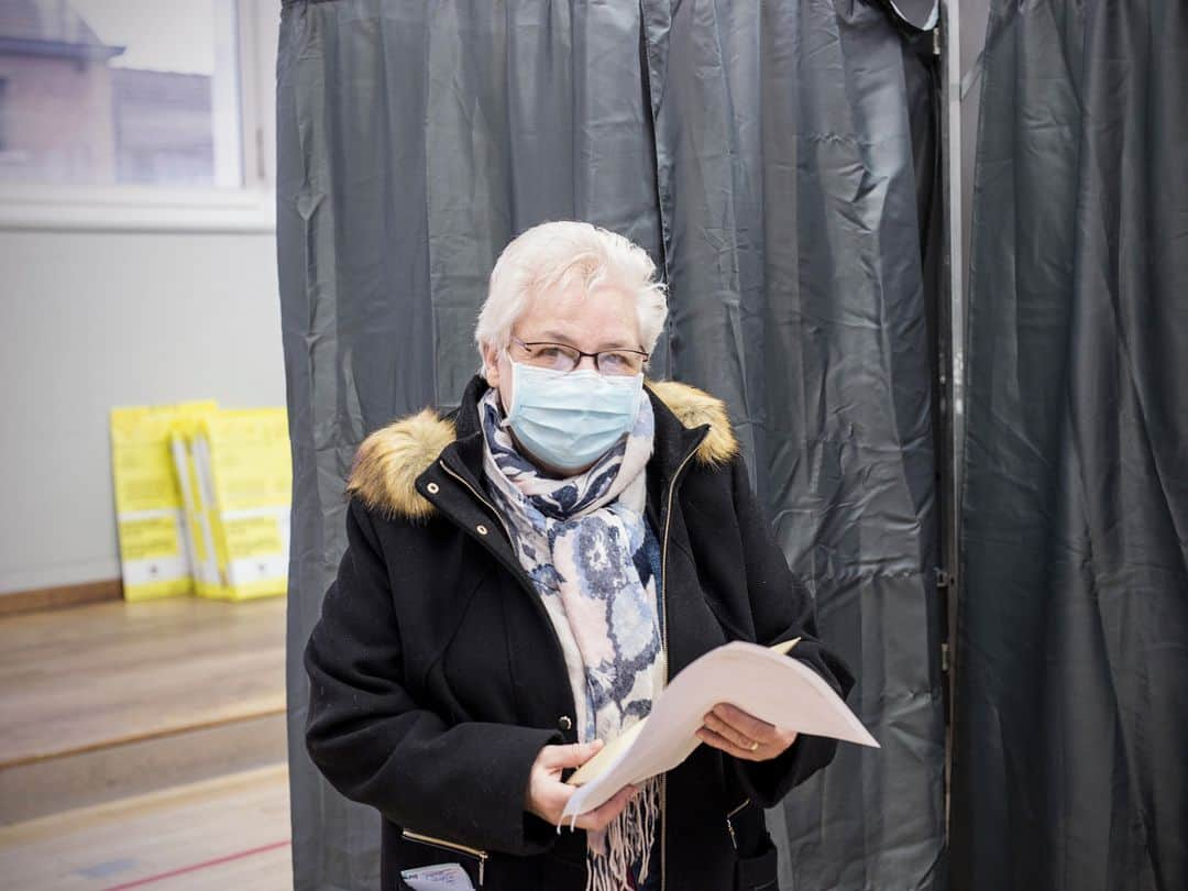 ルモンドさんのインスタグラム写真 - (ルモンドInstagram)「Dans la salle de sport Léon-François, à Roubaix (Nord), des isoloirs ont été installés tout autour du ring du club de boxe. En ce lundi 11 janvier, des Roubaisiens sont venus participer à la campagne, de grande ampleur, de dépistage du Covid-19, menée dans la commune jusqu’à samedi. Le flux est léger mais ininterrompu. Les personnes âgées semblent les plus mobilisées.⁣⁣ En deux heures, ce lieu d’accueil voit défiler une trentaine de patients. La logistique mise en place permettra de procéder à jusqu’à 800 tests par jour dans chacun des six centres, soit une capacité de 28 800 personnes testées.⁣⁣ Après deux expériences décevantes, en décembre, de ce type d’opération, déjà mené au Havre et à Charleville-Mézières, Roubaix a la particularité de mettre en œuvre simultanément des tests antigéniques et des tests PCR, de façon à mieux évaluer la sensibilité des premiers, jusqu’ici incertaine sur les personnes asymptomatiques.⁣⁣ Roubaix n’a pas été choisie au hasard. Avec ses 97 000 habitants, la commune du Nord figure parmi les villes ayant connu les taux d’incidence les plus élevés au plus fort de la deuxième vague. En octobre, le taux d’incidence était de 1 135 cas pour 100 000 habitants. Si la moitié de la population a moins de trente ans, ce sont les plus âgés qui ont payé le plus lourd tribut au cours des derniers mois.⁣⁣ -⁣⁣ 1-2-3-4 : Le centre temporaire de dépistage installé dans l’enceinte sportive Léon François à Roubaix le 11 janvier⁣⁣ 5 : Centre de test dans la salle Richard Lejeune à Roubaix⁣ 6 : Deux prélèvements sont effectués ici, un dans chaque narine, pour les deux types de tests disponibles⁣⁣ 7 : Francine Ballenghien, Roubaisienne de 78 ans, testée négative⁣⁣ 8 : Entrée du centre sportif Léon François à Roubaix⁣⁣ -⁣⁣ Photos : Lucie Pastureau (@luciepastureau) #PourLeMonde⁣⁣ -⁣⁣ #covid19 #coronavirus #vaccin #Roubaix」1月12日 19時01分 - lemondefr