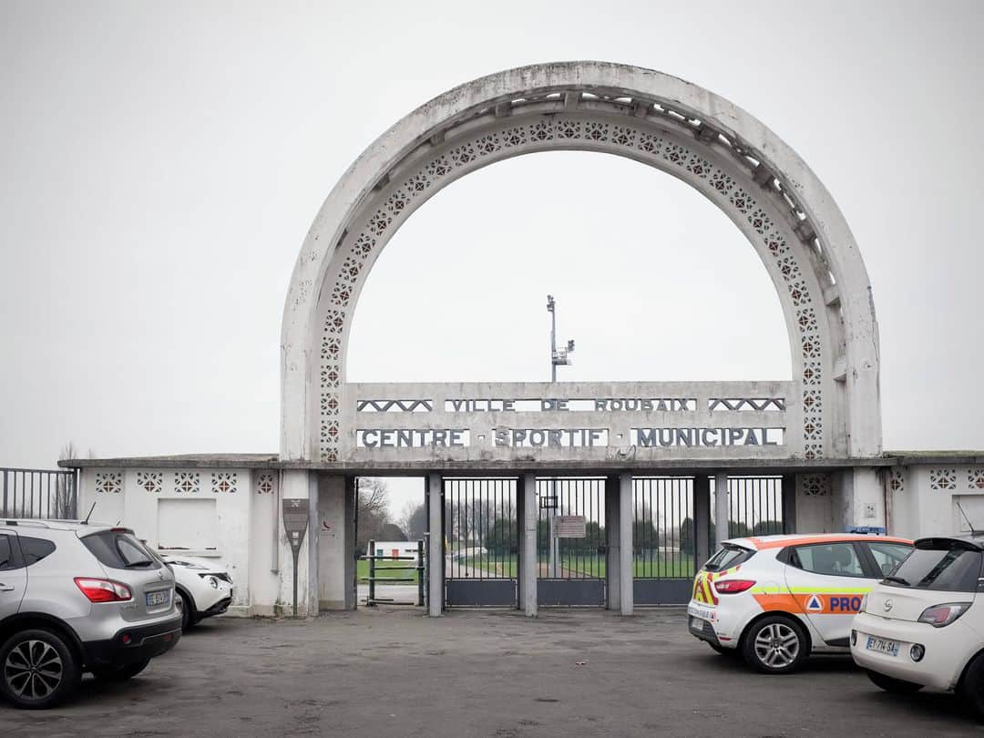 ルモンドさんのインスタグラム写真 - (ルモンドInstagram)「Dans la salle de sport Léon-François, à Roubaix (Nord), des isoloirs ont été installés tout autour du ring du club de boxe. En ce lundi 11 janvier, des Roubaisiens sont venus participer à la campagne, de grande ampleur, de dépistage du Covid-19, menée dans la commune jusqu’à samedi. Le flux est léger mais ininterrompu. Les personnes âgées semblent les plus mobilisées.⁣⁣ En deux heures, ce lieu d’accueil voit défiler une trentaine de patients. La logistique mise en place permettra de procéder à jusqu’à 800 tests par jour dans chacun des six centres, soit une capacité de 28 800 personnes testées.⁣⁣ Après deux expériences décevantes, en décembre, de ce type d’opération, déjà mené au Havre et à Charleville-Mézières, Roubaix a la particularité de mettre en œuvre simultanément des tests antigéniques et des tests PCR, de façon à mieux évaluer la sensibilité des premiers, jusqu’ici incertaine sur les personnes asymptomatiques.⁣⁣ Roubaix n’a pas été choisie au hasard. Avec ses 97 000 habitants, la commune du Nord figure parmi les villes ayant connu les taux d’incidence les plus élevés au plus fort de la deuxième vague. En octobre, le taux d’incidence était de 1 135 cas pour 100 000 habitants. Si la moitié de la population a moins de trente ans, ce sont les plus âgés qui ont payé le plus lourd tribut au cours des derniers mois.⁣⁣ -⁣⁣ 1-2-3-4 : Le centre temporaire de dépistage installé dans l’enceinte sportive Léon François à Roubaix le 11 janvier⁣⁣ 5 : Centre de test dans la salle Richard Lejeune à Roubaix⁣ 6 : Deux prélèvements sont effectués ici, un dans chaque narine, pour les deux types de tests disponibles⁣⁣ 7 : Francine Ballenghien, Roubaisienne de 78 ans, testée négative⁣⁣ 8 : Entrée du centre sportif Léon François à Roubaix⁣⁣ -⁣⁣ Photos : Lucie Pastureau (@luciepastureau) #PourLeMonde⁣⁣ -⁣⁣ #covid19 #coronavirus #vaccin #Roubaix」1月12日 19時01分 - lemondefr