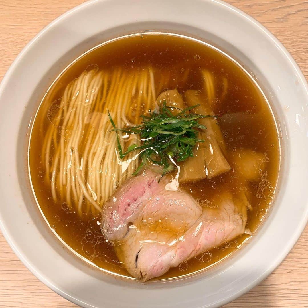 華月咲（さーちゃん）のインスタグラム：「🍜 #麺笑巧真 #醤油らーめん ¥650 京王八王子駅より徒歩２分。 ＊ 八王子のオススメラーメン聞くと 大多数の人に「ここは絶対行け！」って 言われ続けてたお店にやっと行けた🏃‍♀️ まだオープンして８ヶ月位なのに 人気やばくない？と思ってたんだけど ほんと仰る通りだったわ。絶対行くべき。 ＊ 綺麗な麺線は一目瞭然として 醤油ラーメンでここまで無我夢中で スープ飲んだの初めてかもしれない🤪 ほんとに650円でいいの…？レベル（笑） 店内綺麗だし店員さん元気＆丁寧だし 八王子住んでよかった〜！てなった！！！ コロナ落ち着いて友達遊び来てくれたら アテンドしたいお店に出逢えてはぴ🍜💓 ・ ・ #japan #tokyo #hachioji #ramen  #東京 #八王子 #八王子グルメ #東京ラーメン #八王子ラーメン #醤油ラーメン #ラーメン #ラーメン女子 #ラーメン部関東 #ラーメン倶楽部 #ラーメン部 #麺スタグラマー #麺スタグラム #ラーメン好きと繋がりたい #ラーメンパトロール」