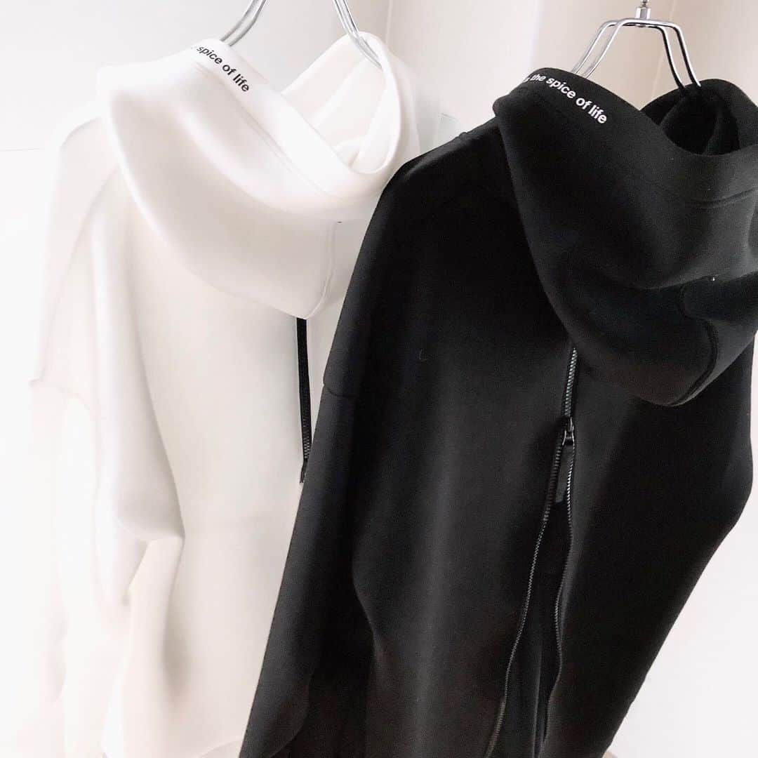 AULA AILAのインスタグラム：「【AULA AILA 2021 SS COLLECTION】  BACK PLEATED HOODIE COLOR:WHITE/BACK  SIZE: 0  ¥ 18,000 + tax  ✔️OFFICIAL WEB STOREにて発売中。」