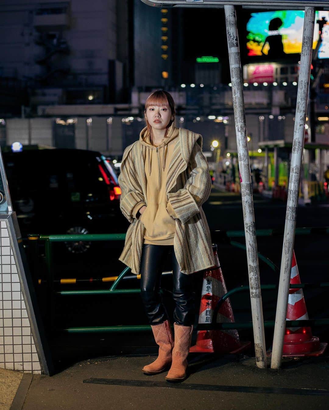 のインスタグラム：「【スナップ】 Name: ARISA KONDO Age: 23 Occupation: 美容師  Coat #used Hoodie #Name Pants #VERSACE Shoes #RiosofMercedes  Photo by @shouta_boy  #スナップ_fs #fashionsnap #fashionsnapwo_women #snap #ファッションスナップ #streetsnap #ストリートスナップ #japan #tokyo #fashion #streetstyle #streetwear #streetscene #ストリートファッション #style #コーディネート #tokyofashion」