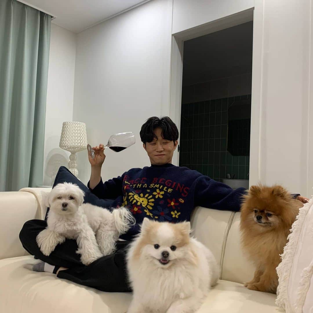 のインスタグラム：「## #집🏠  #집콕 잠깐 라디오📻 다녀 오고 또 #집🏠   그래도 웃자😆  올만에 내 사진  혹시나 기다렸을까봐  연출해봄.  안경👓 없음 주의☢」