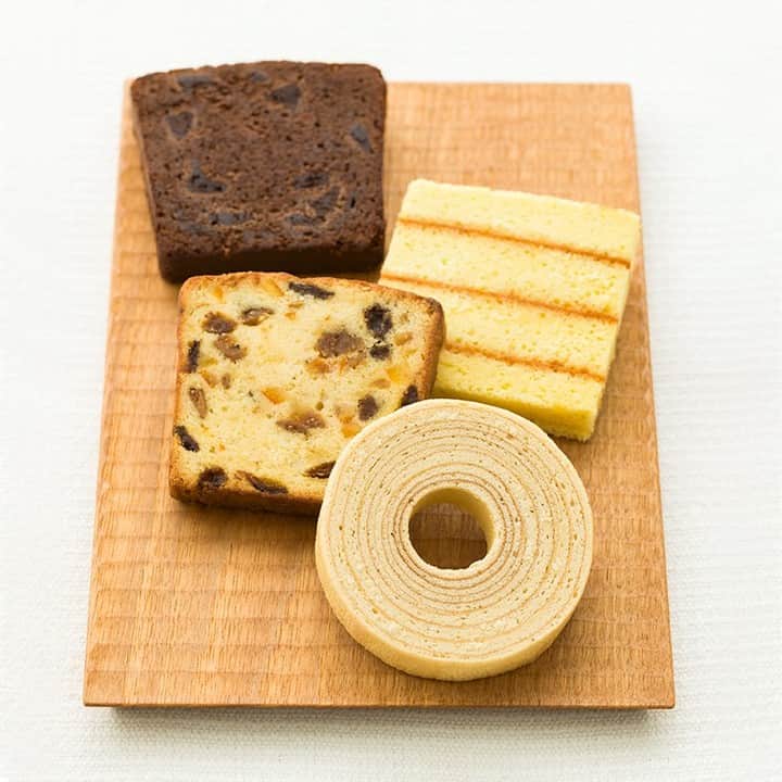 のインスタグラム：「【純正バターパウンドケーキ予約販売承っております🚛✨】  2021年1月13日発売　「純正バターパウンドケーキ」  ユーハイム　プレミアムオンラインショップで 一足早く予約販売を承っております☺  こだわったのは＼バターオンリー／の製菓技術。 油脂は"混じりけのないバター＝純正バター"のみを使用した、 自然の素材の美味しさを追求したケーキです。  ぜひお楽しみください✨  #ユーハイム #純正バターパウンドケーキ #バタパン #純正自然 #パウンドケーキ #バウムクーヘン #バターパウンド #新発売 #新商品  #純正 #バター #ケーキ #スイーツ #juchheim #poundcake #baumkuchen #new #butter #cake #sweets」
