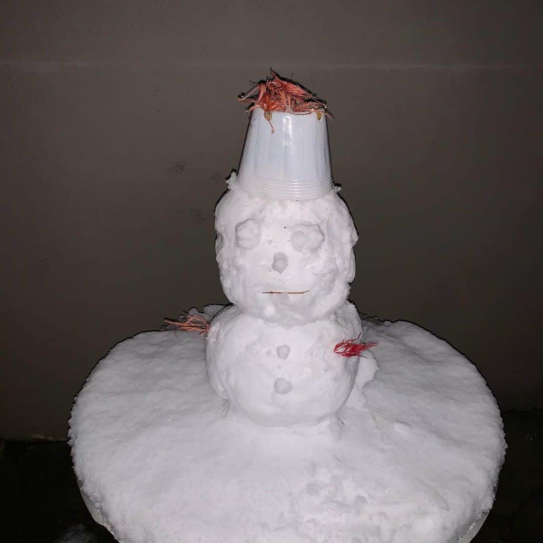 小林恵月さんのインスタグラム写真 - (小林恵月Instagram)「・ ⭐️🌙 ・ 誰の足跡でしょ〜う👣 ・ ちょっと事件があって 1枚目の雪だるまが土だらけになってしまったの（ ; ; ） ベレー帽バージョン作り直しました☃️笑 お父さんと一緒に雪かき🔥🐮 おうちを雪だるまが見守ってくれてます🏠 ・」1月12日 19時18分 - ezuki_kobayashi